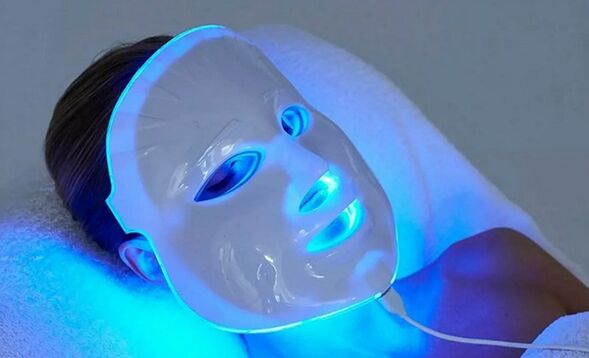 Rawatan fototerapi LED untuk memerangi perubahan yang berkaitan dengan usia pada kulit wajah